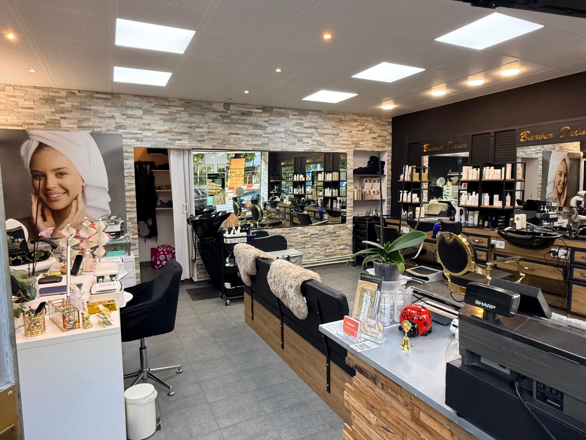Espace coiffure femme de Look Deluxe aux Eaux-Vives : postes de coiffage et bac
